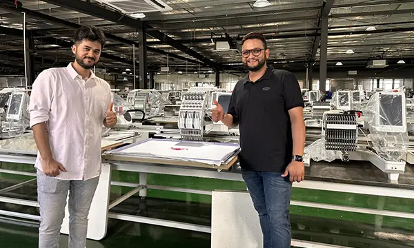 Gli amici stranieri vengono a visitare la fabbrica